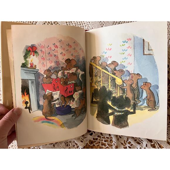 1988 The Christmas Gift by Emily Arnold McCully, Ex Library Book - Picture 4 of 7